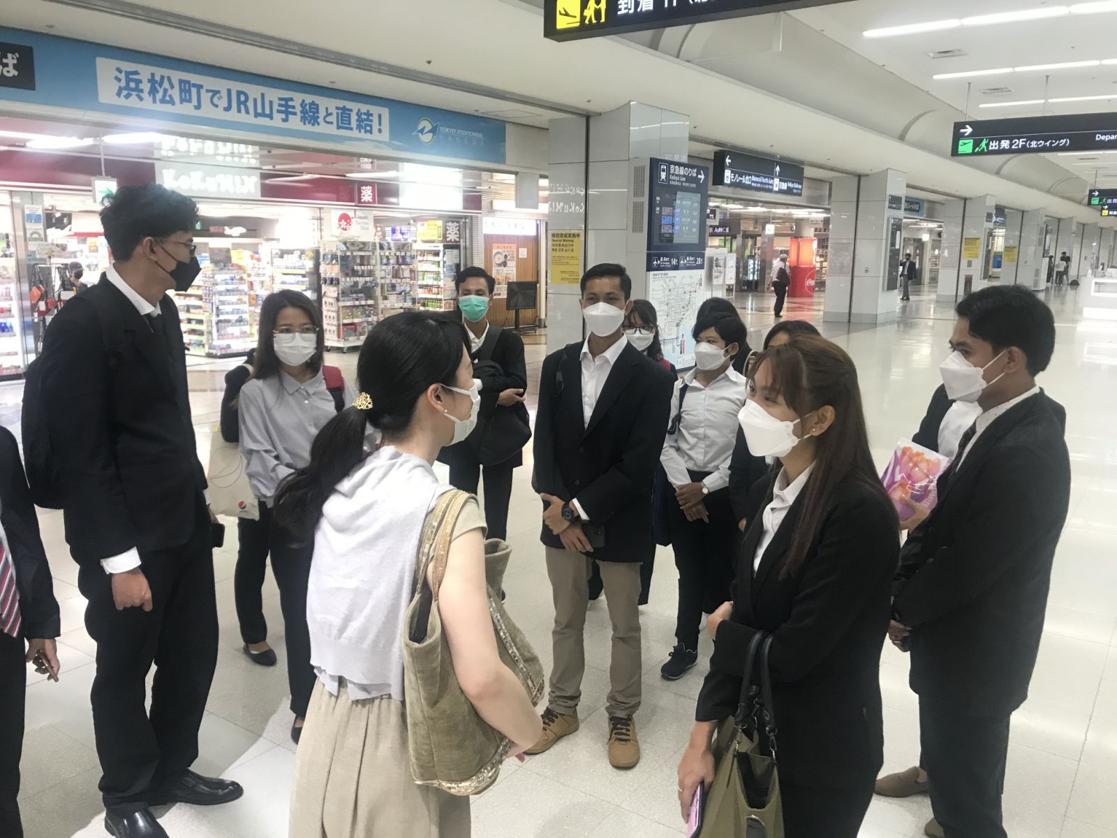Candidates receiving arrival guidance in Japan
