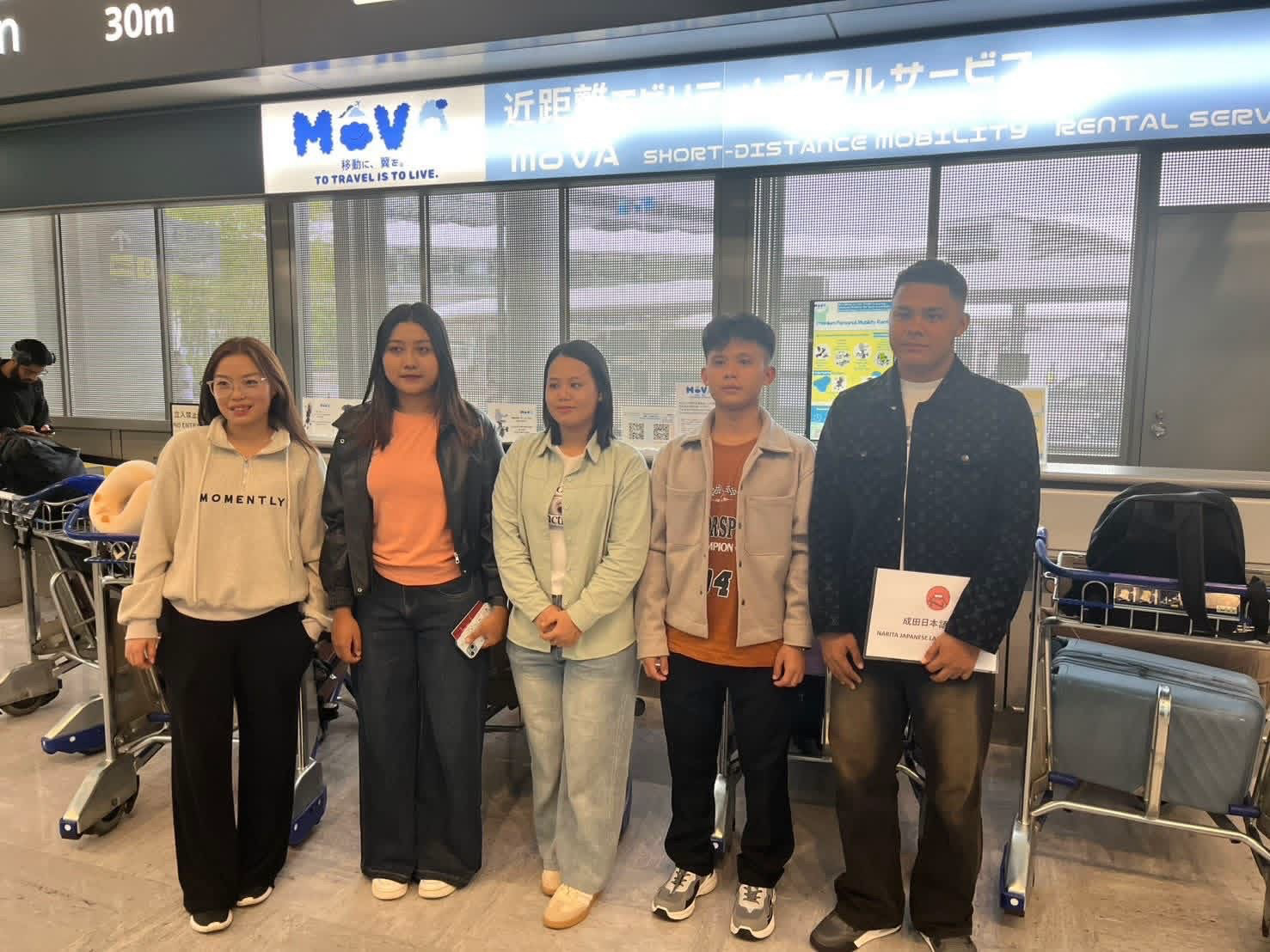 YPS students arriving at an airport in Japan
