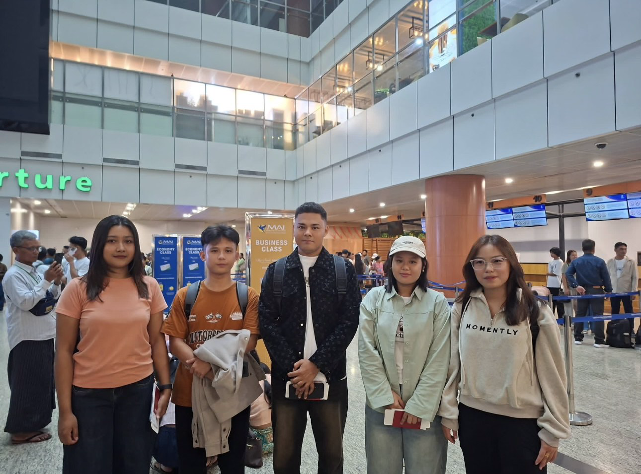 YPS students together on departure day