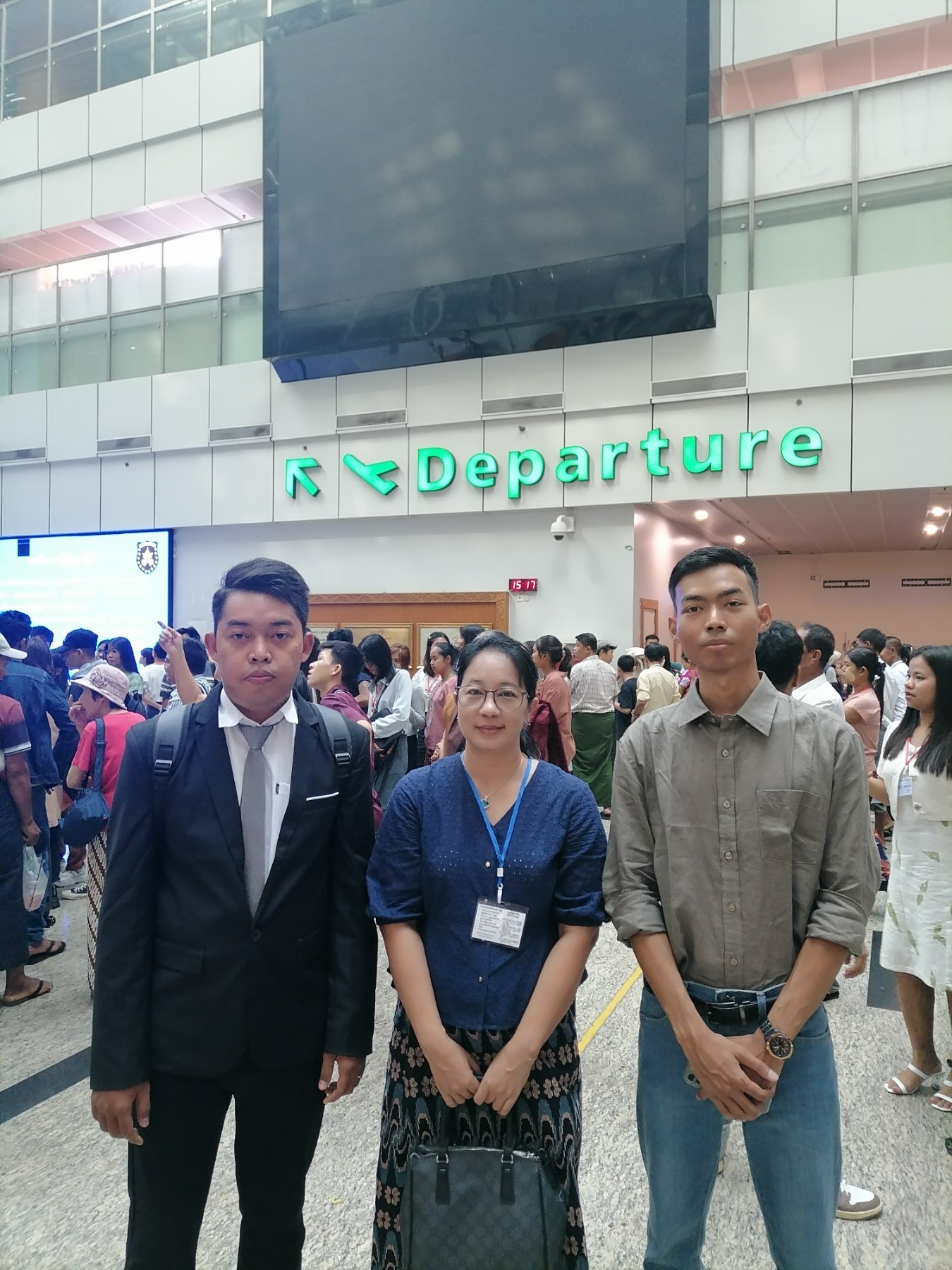 YPS students with a staff member at the airport
